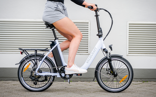 Frau auf einem E-Bike, das die Funktionsweise des E-Bikes verdeutlicht, um e-bike verstehen zu lernen.