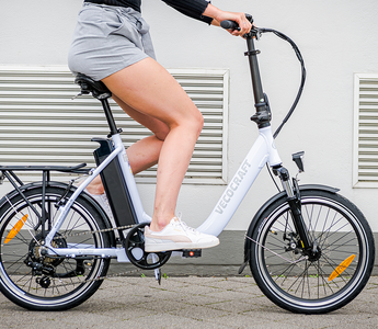 Frau auf einem E-Bike, das die Funktionsweise des E-Bikes verdeutlicht, um e-bike verstehen zu lernen.