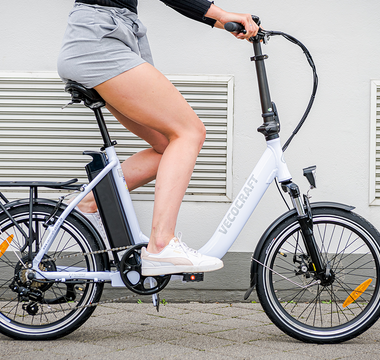 Frau auf einem E-Bike, das die Funktionsweise des E-Bikes verdeutlicht, um e-bike verstehen zu lernen.
