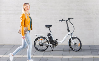 Frau mit E-Bike Sensor in der Stadt, die eine bequeme Fahrt genießt.